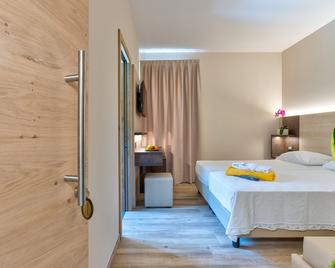 Hotel Aurora - Cimego - Bedroom