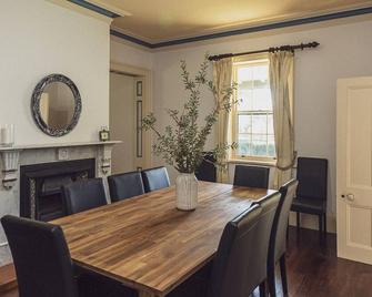 Clayfield Homestead - Rustic Country Accommodation - Longford - Jídelna