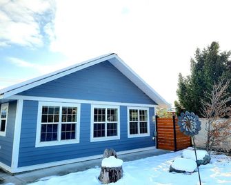 The Golden Unicorn ~ Luxurious Boutique Getaway - Oliver - Building