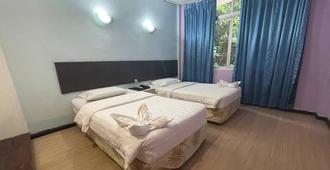 OYO 90602 Hotel Hsiang Garden - סאנדאקן - חדר שינה