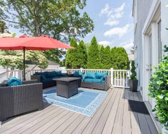 17 Mins from UBS Arena /Hot tub/Game Room/King Bed\n - Baldwin - Balcony
