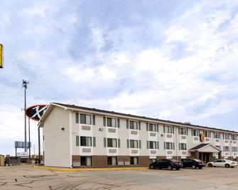 Super 8 by Wyndham Hays KS - Hays - Building