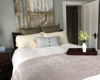 30 Second Walk To Downtown - Elkhart Lake - Bedroom