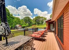 Spacious Campbellsville Cabin with Pool and Hot Tub! - Campbellsville - Balcony