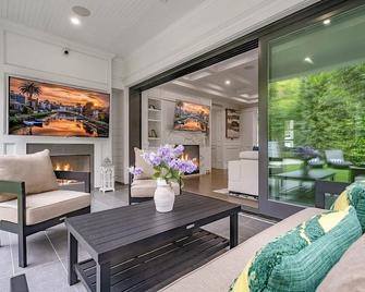 Luxurious Gated & Private Estate in Brentwood w/ 6 Bedroom, Pool, Movie Theater - Los Angeles - Sala de estar