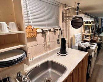 Riverside suite on York River in town free parking - Bancroft - Kitchen