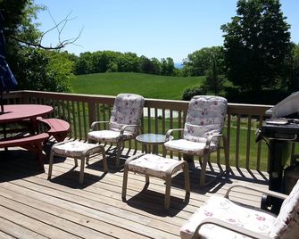 Discounted weekly rates Beautiful 52 acre Farmhouse! Catskills Family Getaway - Coxsackie - Balcony