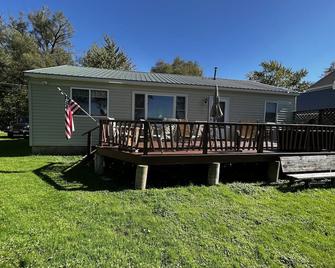 Cozy three bedroom cottage on Lake Canadarago - Richfield Springs - Building