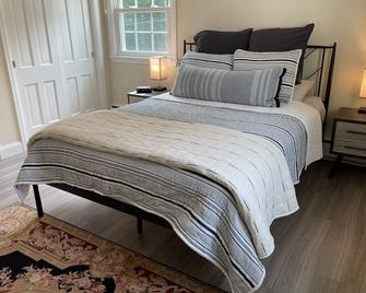 Separate Guest Suite In Stately Home - Minutes To Cedar Point - Huron - Bedroom