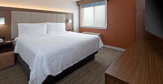Holiday Inn Express Hotel & Suites Seatac, An IHG Hotel - SeaTac - Bedroom