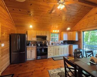 3-Bedroom Cottage in welcoming Ticonderoga with WiFi. Super Clean & Economical. - Ticonderoga - Cuisine