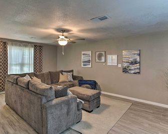 Walk to At&t Stadium: Arlington Home w/ Yard! - Arlington - Living room