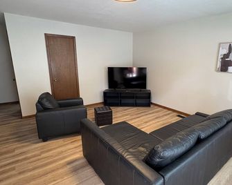 Charming 2-bedroom house in terrific Manhattan. Walkable to KSU football. - Manhattan - Stue