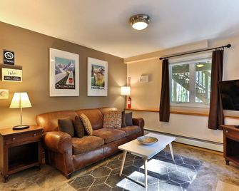 The Shack - Three Bedroom Home Close To Ski Resort With Hot Tub - Killington - Living room