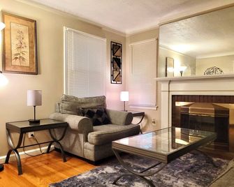 Comfy 3 Bedroom Detroit Getaway- - Detroit - Living room