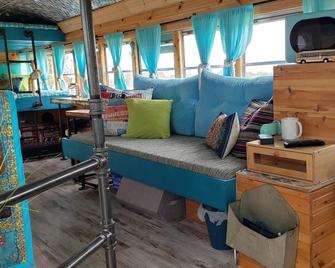 Skoolie Glamping - Cedar Bluff - Wohnzimmer
