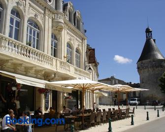 Hostellerie Du Coq D'or - Jonzac - Building