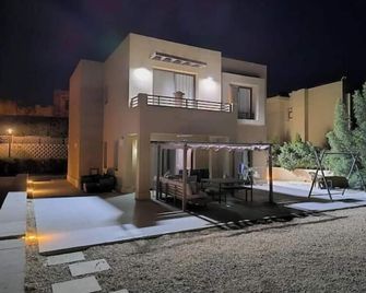 Modern 3 BR villa w/ stunning golf view - Suez - Edificio