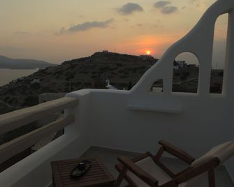 Theasis Luxury Suites - Schoinousa - Balcony