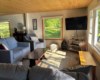 Sunkissed Cottage, Presque Isle MI - Presque Isle - Sala de estar