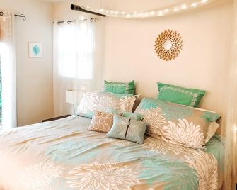 Close to Nathan Benderson-Owl's Nest Eco-Cottage - Sarasota - Bedroom