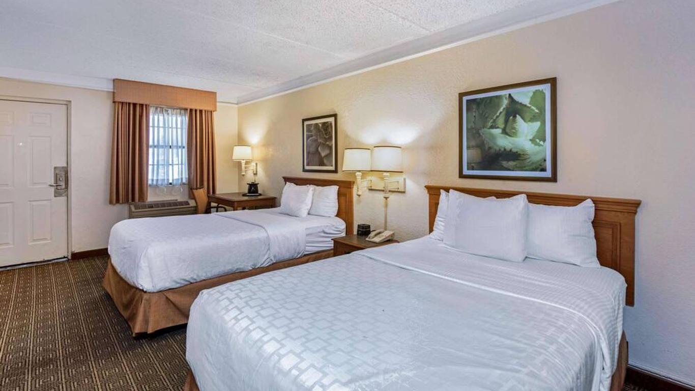 La Quinta Inn by Wyndham San Antonio I-35 N at Rittiman Rd