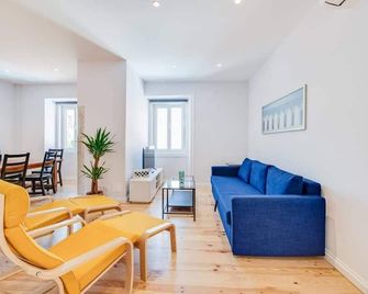 Cozy Coastal Getaway 3BR Apartment in Estoril - Estoril - Living room