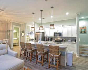 Latitudes 'N Attitudes by Hosteeva - Gulf Shores - Kitchen
