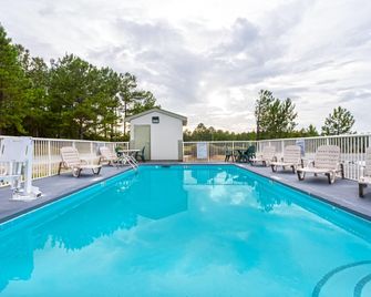 Days Inn Lugoff - Lugoff - Pool