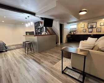 Spacious basement apt. Off-street parking, washer & dryer, kitchenette, sleeps 4 - Salem - Living room