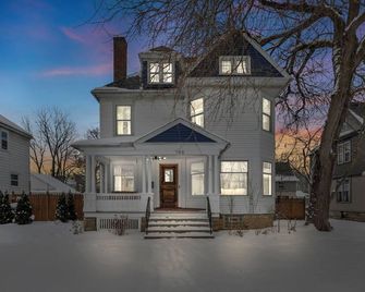 Spacious 5-bedroom house with parking and everything you need in charming Elyria - Elyria - Building