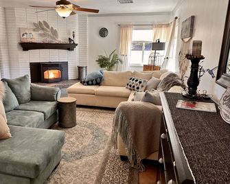 3Bd/2b home, near wedding locations, wineries, Temecula, Resort & Casinos, Views - Fallbrook - Living room