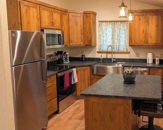 A Place to Call Home - peaceful one bedroom apartment in forest setting - Eureka - Kitchen