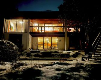 Beautiful & Private Mid Century Modern Country-House on 10 Acres near Caledon! - Tottenham - Building