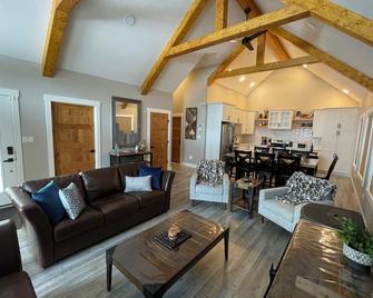 Blue Sky Valemount Cabin brYour home away from home , your search is over! - Valemount - Sala de estar