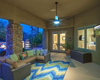 Oasis In The Desert Near Prestigious Boulders with Heated Pool, all on One Floor - Carefree - Living room