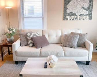 Cozy, Convenient 3 Bed Apartment near Providence! - Pawtucket - Living room
