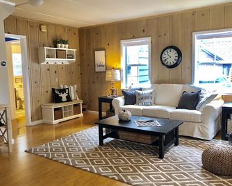 Cozy Cottage near Pinecrest/Dodge Ridge WiFi - Long Barn - Living room