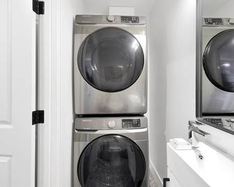 Summit Lofts, Extra Large Executive Suite, #210 - Mount Shasta - Lavandería