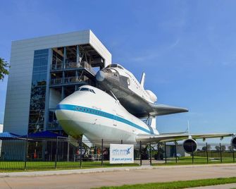 Short Drive to Kemah Boardwalk! Full Kitchen, Pet-friendly, Free Parking! - יוסטון - בניין