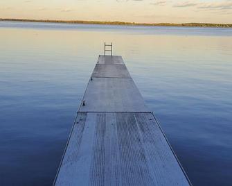 Executive Lakefront Home 30 Minutes From Madison! - Fort Atkinson - Edificio