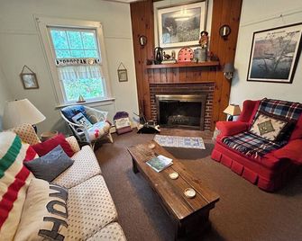 Vintage ADK Cabin- Great Deal, Perfect Location, book your Gore Mtn. trip today! - Pottersville - Living room