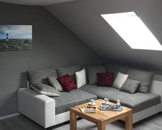 Bright, modern bungalow attic apartment - Bad Fallingbostel - Wohnzimmer