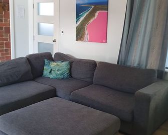 Annex House - Esperance - Living room