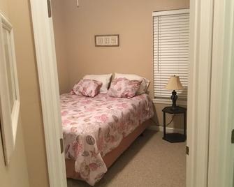 Lakefront Home, beautiful setting, only 30 minutes drive from the Beaches of 30A - Chipley - Habitación