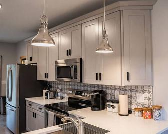 Suntower 60 acre/pavillion/HOT TUB/hiking trails/ultra private - Bloomsburg - Keuken