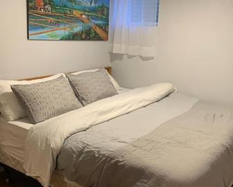 Cozy and Private Lower level apartment - Barrie - Bedroom