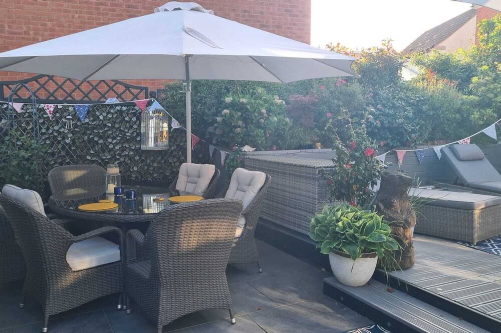 Dungarvon House B&B, Luxury, Garden Hot Tub, Private Summerhouse, EV Point , 3x Bedroom Options - Worle - פטיו