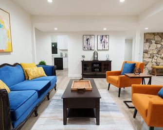 Charming and Spacious House in Upscale Neighborhood w/Pool and Ping Pong Table - Los Angeles
