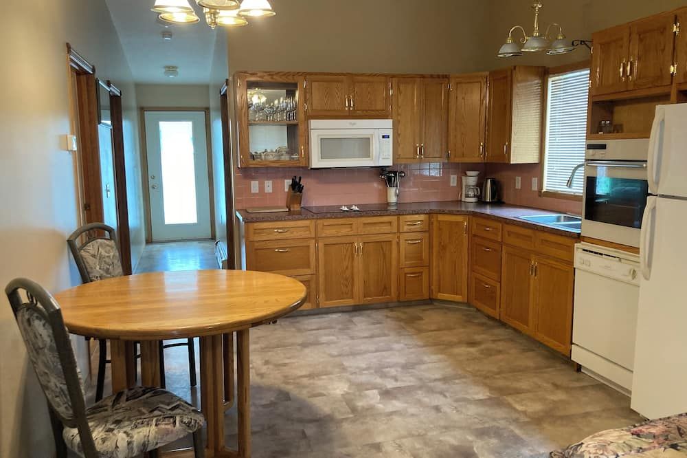 Peaceful Tranquility at Mama B’s! - Sundre - Kitchen